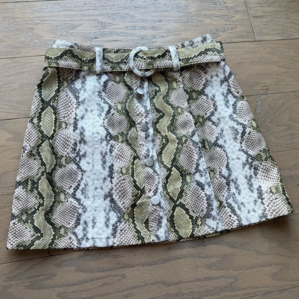 Le Lis Snakeskin green skirt 🐍